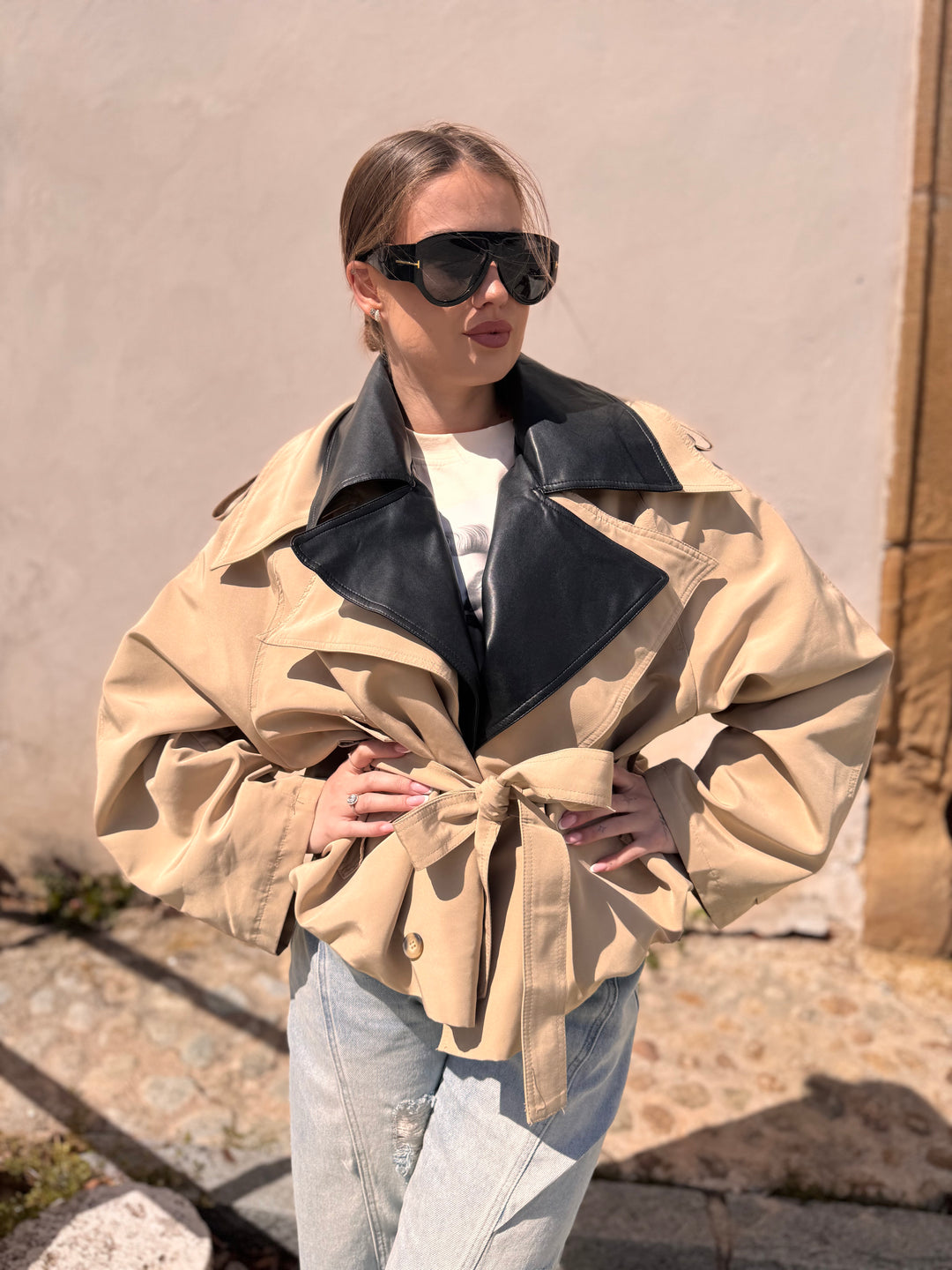 Béžovo-čierny trenchcoat TERRA