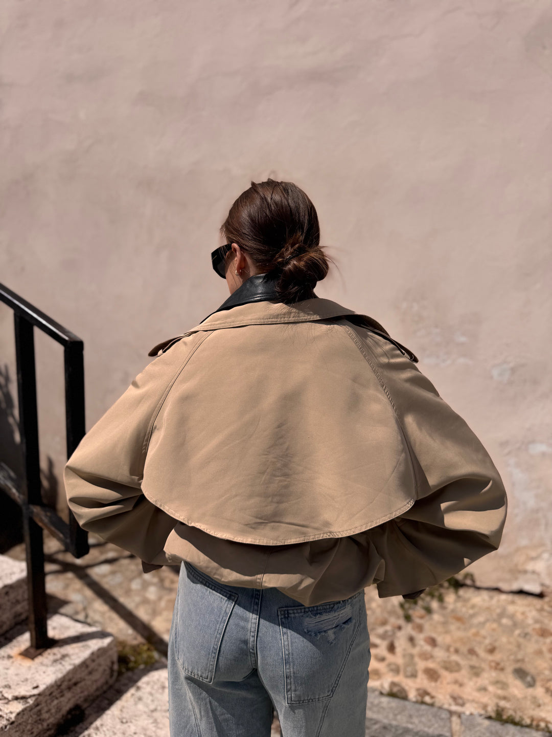 Béžovo-čierny trenchcoat TERRA